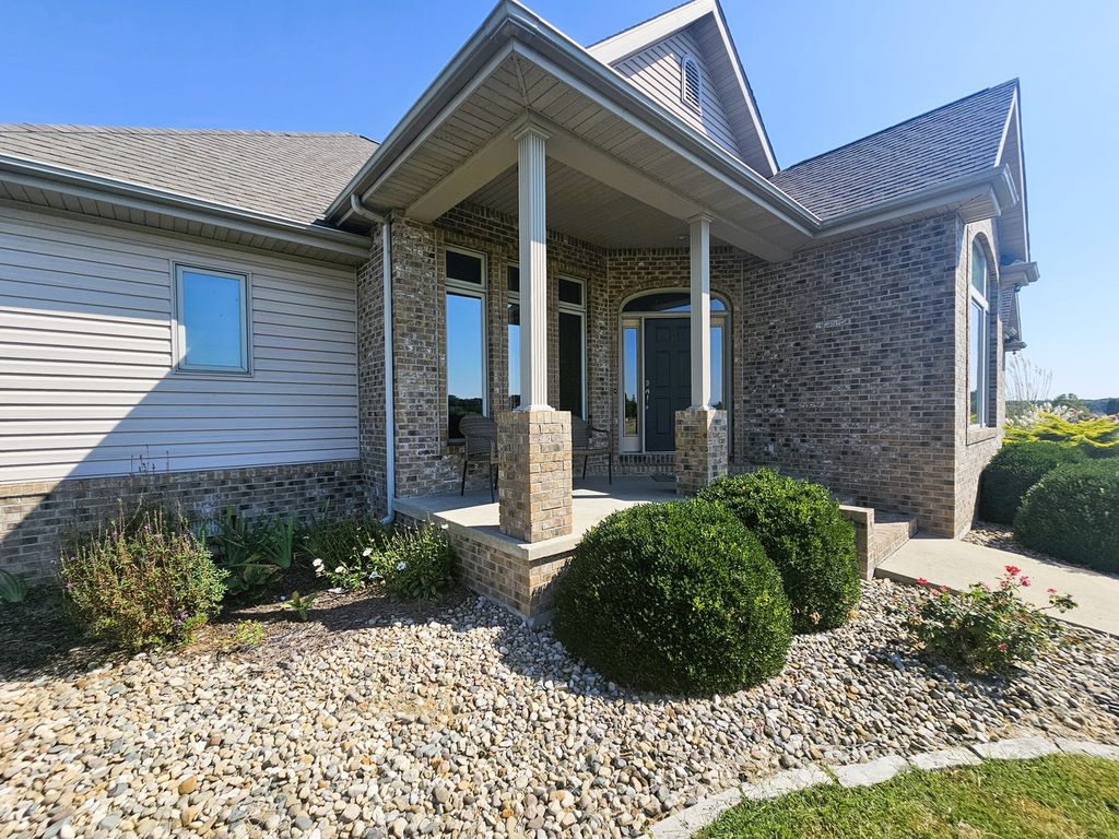 Image 4 of property listing at 15228 E Holland Drive, Mt Vernon, IL 62864