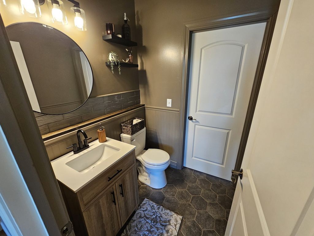 Image 34 of property listing at 15228 E Holland Drive, Mt Vernon, IL 62864