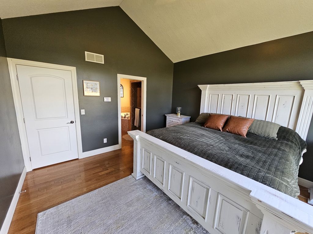 Image 37 of property listing at 15228 E Holland Drive, Mt Vernon, IL 62864