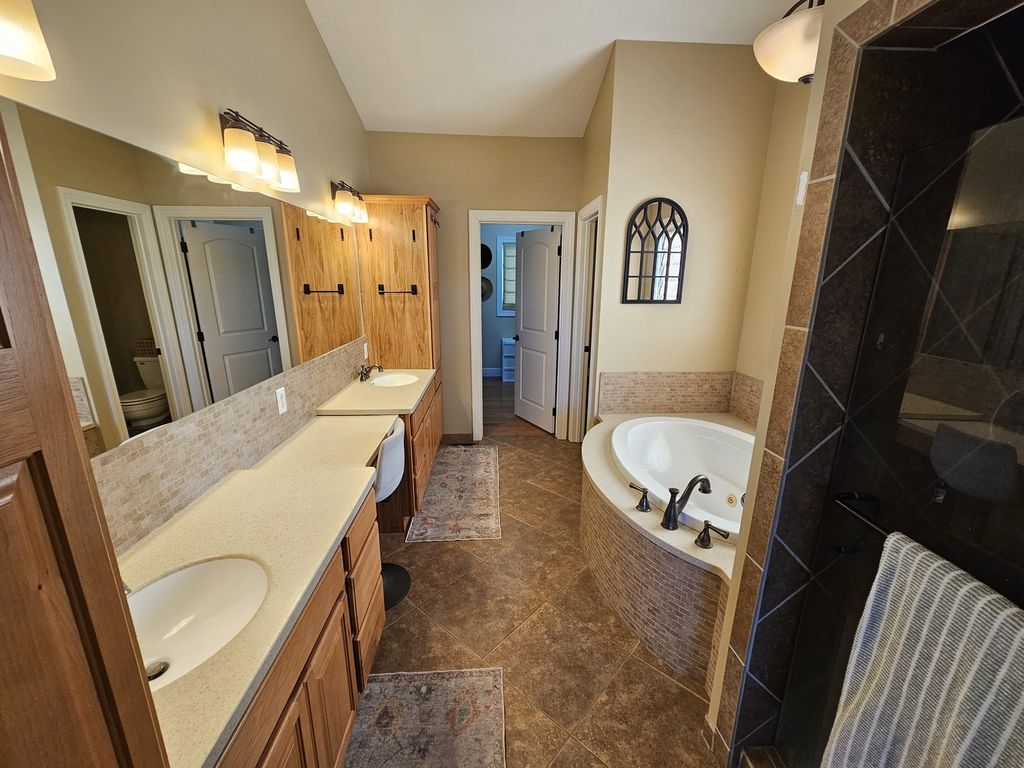 Image 38 of property listing at 15228 E Holland Drive, Mt Vernon, IL 62864