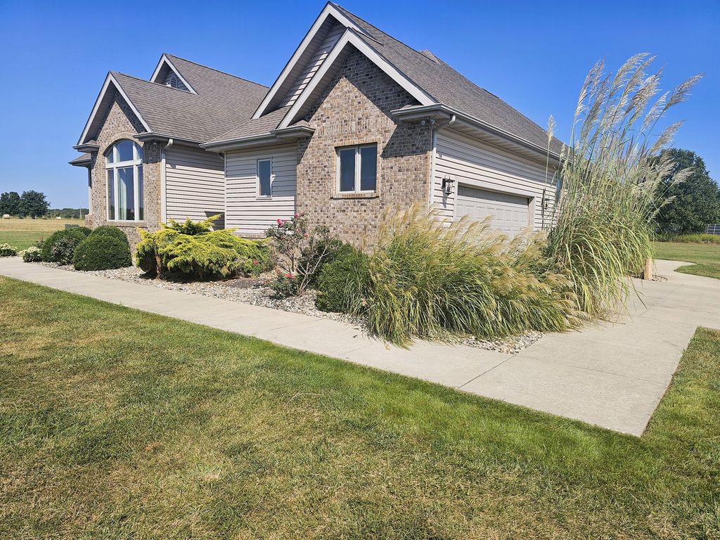 Image 5 of property listing at 15228 E Holland Drive, Mt Vernon, IL 62864