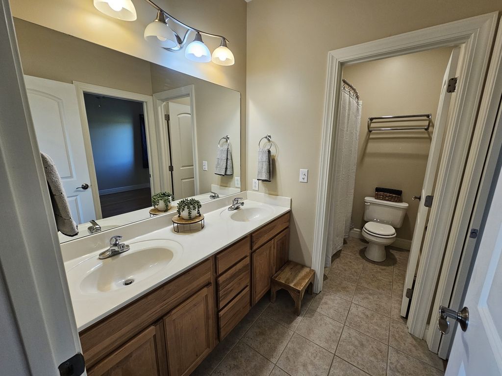 Image 45 of property listing at 15228 E Holland Drive, Mt Vernon, IL 62864