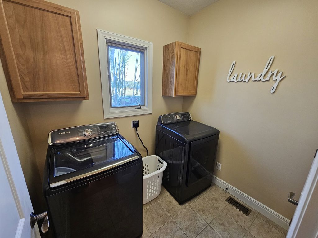 Image 47 of property listing at 15228 E Holland Drive, Mt Vernon, IL 62864