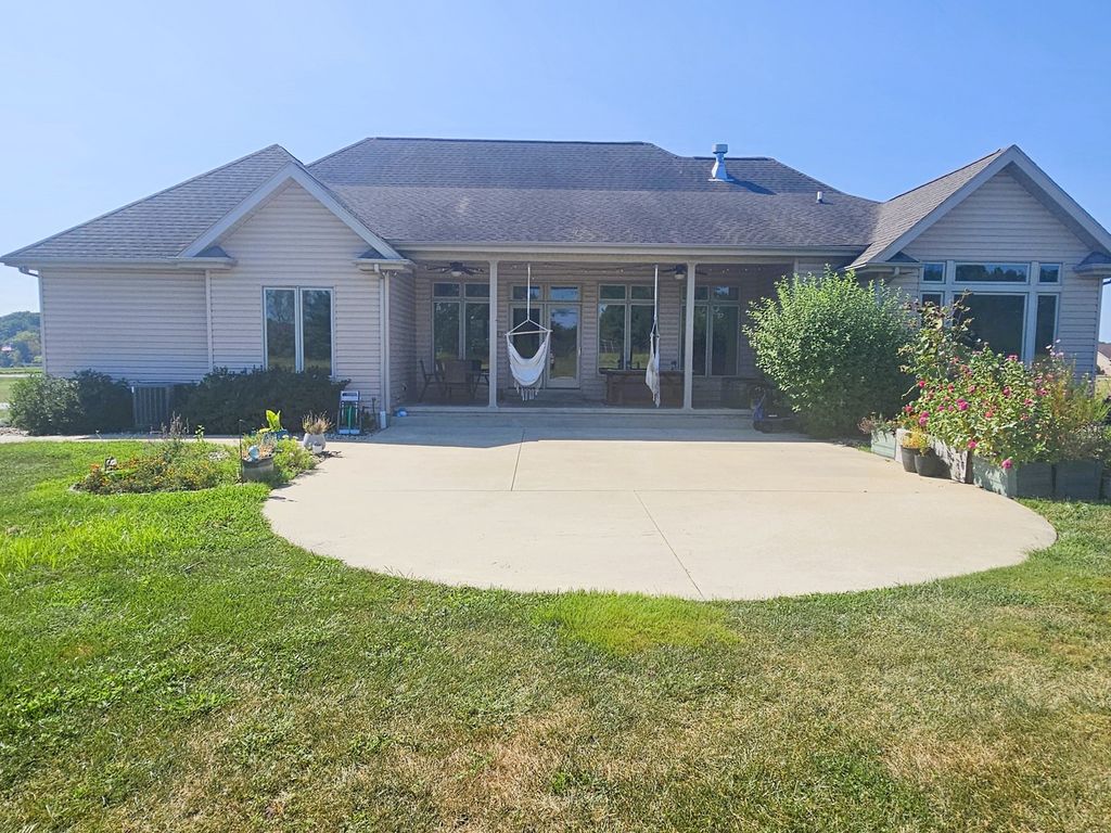 Image 7 of property listing at 15228 E Holland Drive, Mt Vernon, IL 62864