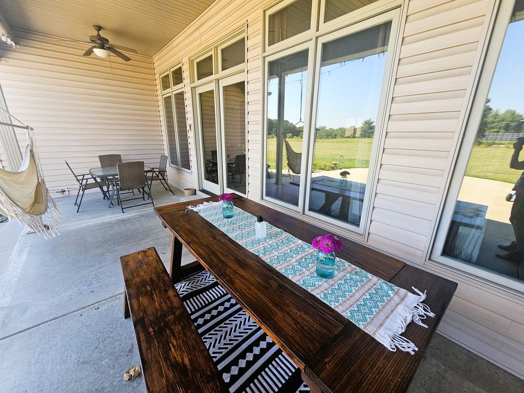Image 8 of property listing at 15228 E Holland Drive, Mt Vernon, IL 62864