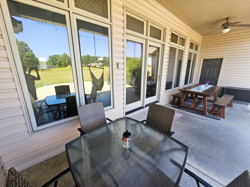 Image 9 of property listing at 15228 E Holland Drive, Mt Vernon, IL 62864