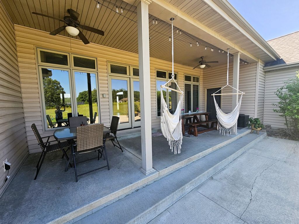 Image 10 of property listing at 15228 E Holland Drive, Mt Vernon, IL 62864