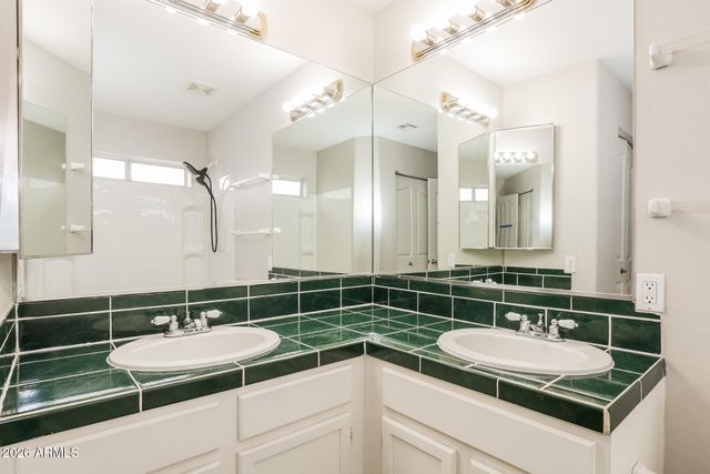 1653 E VINEYARD Road, Phoenix, AZ 85042