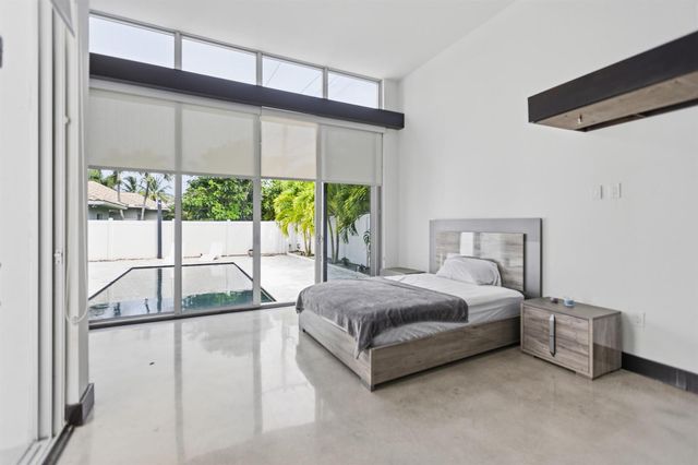 284 NE 7th Street, Boca Raton, FL 33432