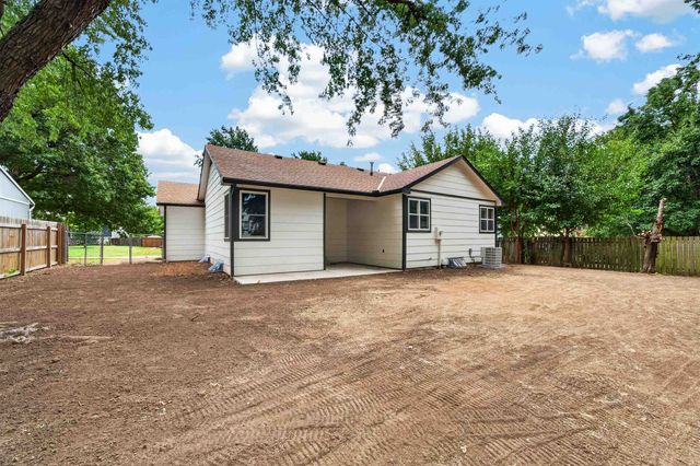2219 N Basswood Ct, Derby, KS 67037
