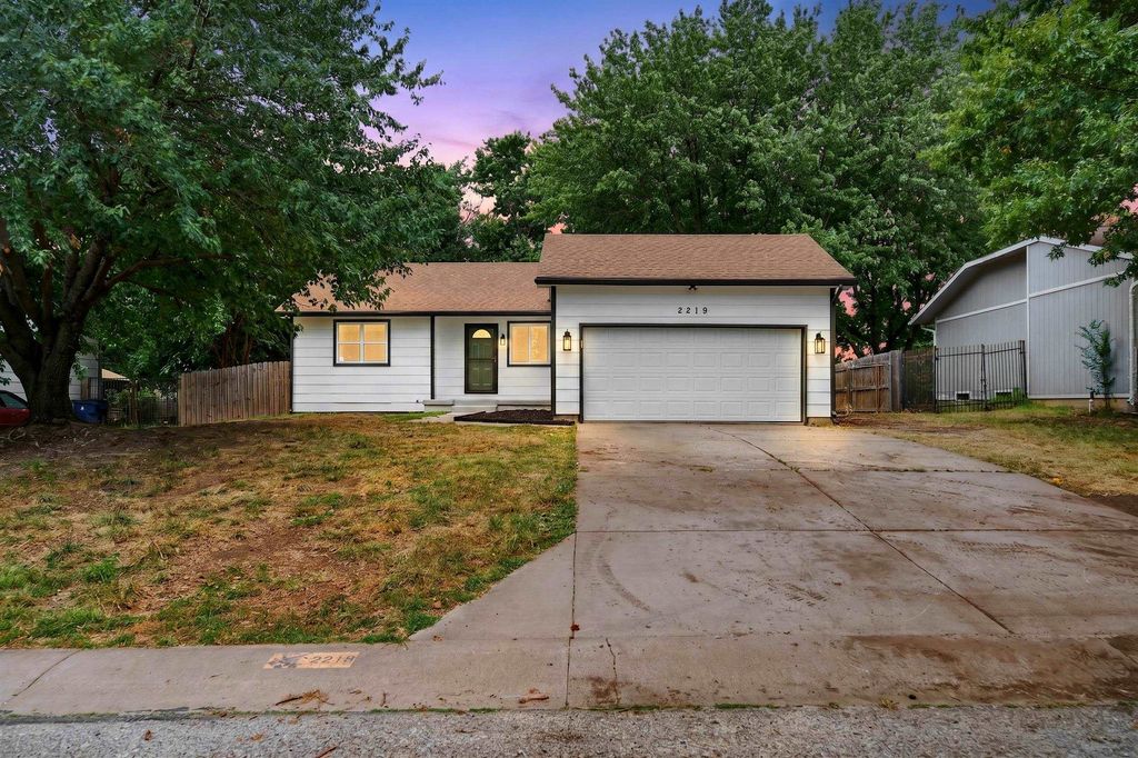 2219 N Basswood Ct, Derby, KS 67037