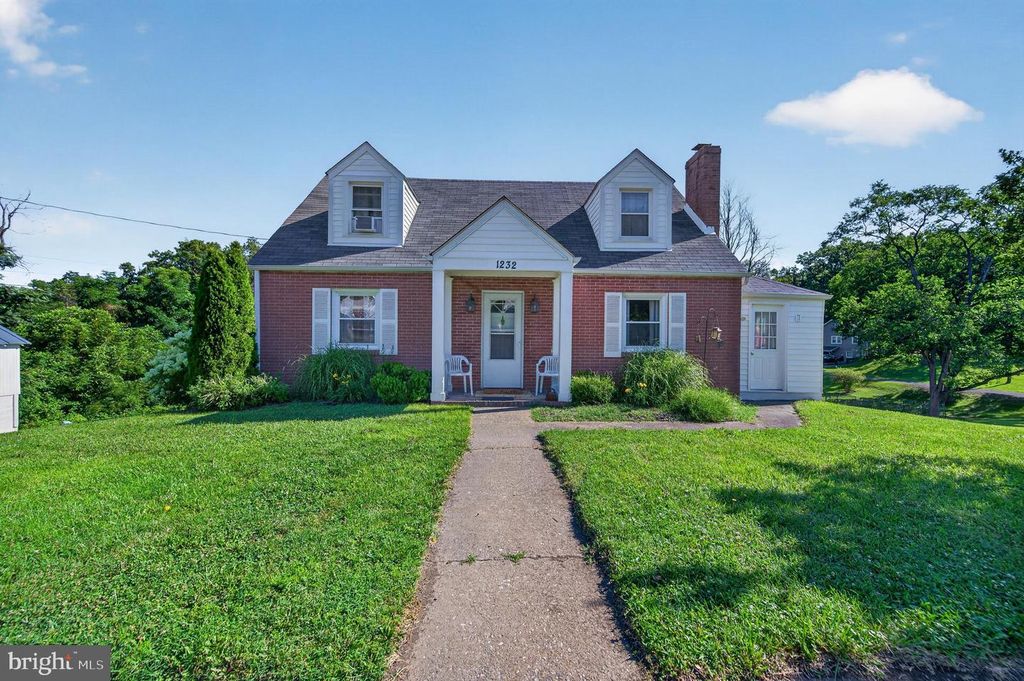 1232 STRASBURG RD, Front Royal, VA 22630