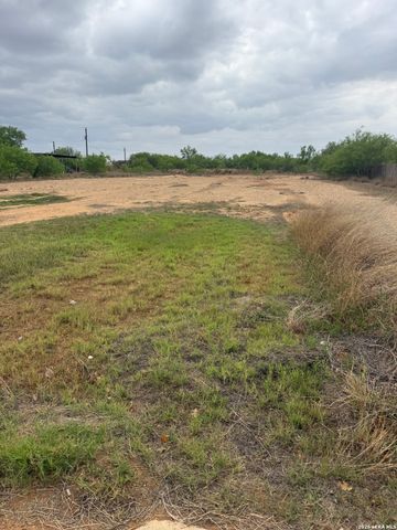 1100 County Road 4600, Dilley, TX 78017