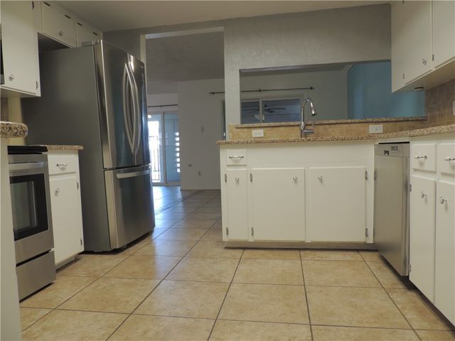 1461 Moore Ave, Portland, TX 78374