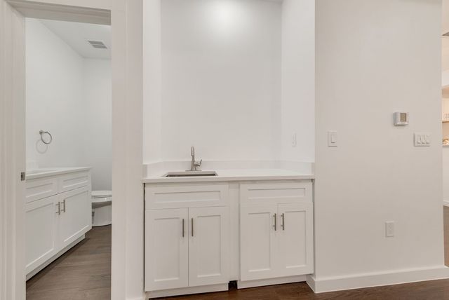 2706 Lenway Street, Dallas, TX 75215