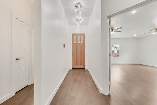 2706 Lenway Street, Dallas, TX 75215