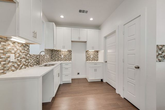 2706 Lenway Street, Dallas, TX 75215