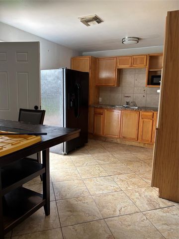 828 N Chenango Street, Angleton, TX 77515