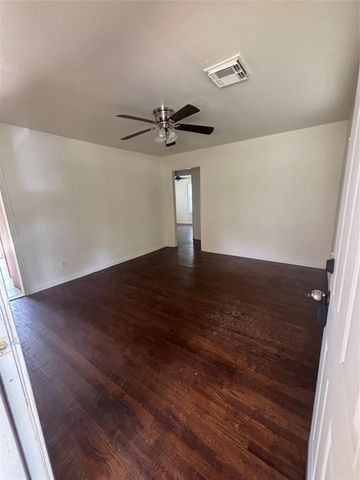 828 N Chenango Street, Angleton, TX 77515