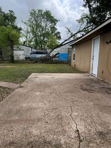 828 N Chenango Street, Angleton, TX 77515