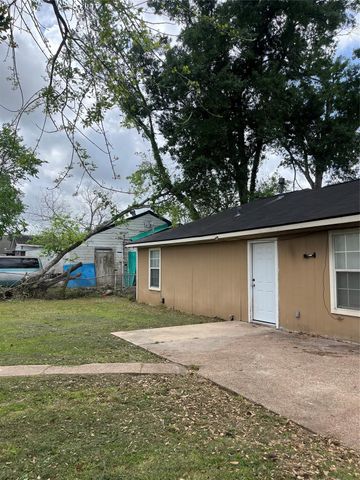 828 N Chenango Street, Angleton, TX 77515