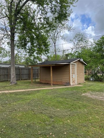 828 N Chenango Street, Angleton, TX 77515
