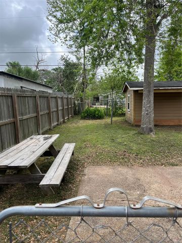 828 N Chenango Street, Angleton, TX 77515