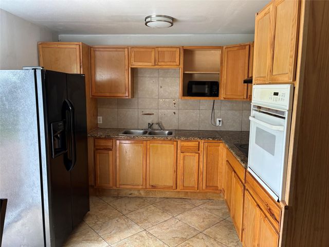 828 N Chenango Street, Angleton, TX 77515