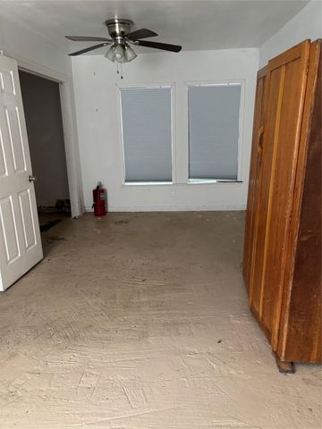 828 N Chenango Street, Angleton, TX 77515