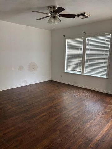 828 N Chenango Street, Angleton, TX 77515
