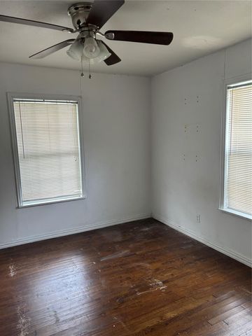 828 N Chenango Street, Angleton, TX 77515