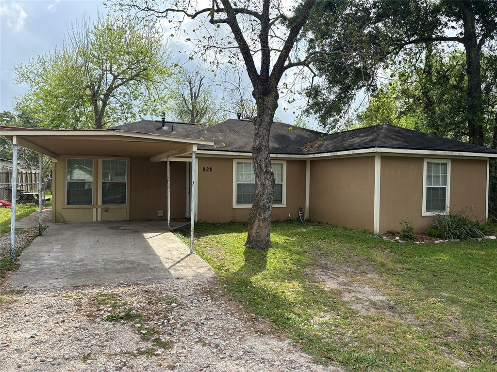 828 N Chenango Street, Angleton, TX 77515