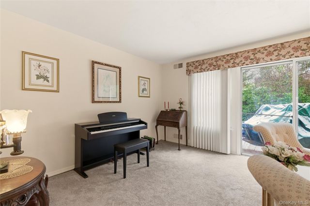 10 Hampton Way, Woodbury, NY 11797