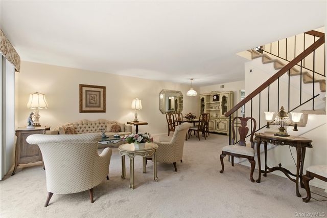 10 Hampton Way, Woodbury, NY 11797