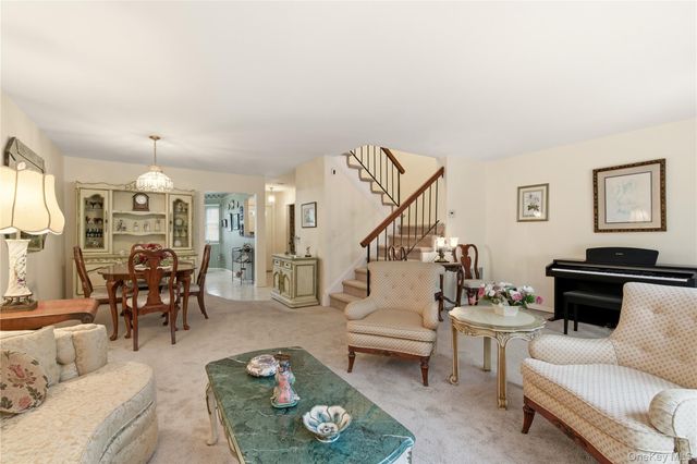 10 Hampton Way, Woodbury, NY 11797