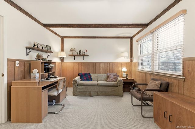 10 Hampton Way, Woodbury, NY 11797