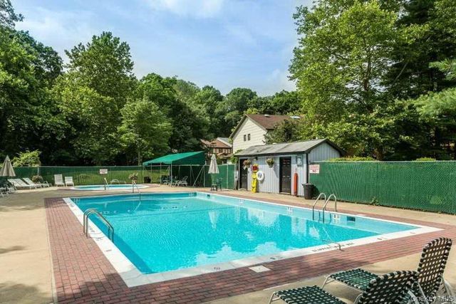 10 Hampton Way, Woodbury, NY 11797