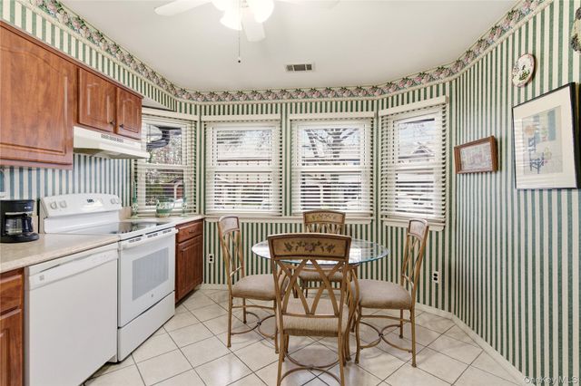 10 Hampton Way, Woodbury, NY 11797