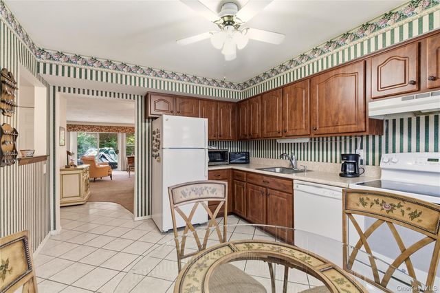 10 Hampton Way, Woodbury, NY 11797