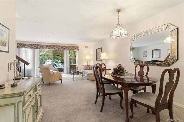 10 Hampton Way, Woodbury, NY 11797