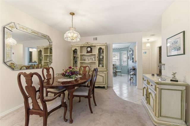 10 Hampton Way, Woodbury, NY 11797