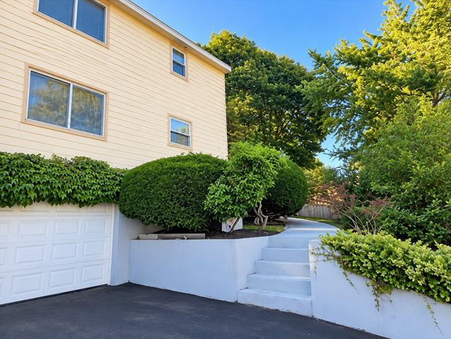 15 Eliot Rd 15, Needham, MA 02492