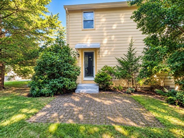 15 Eliot Rd 15, Needham, MA 02492