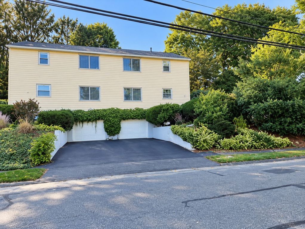 15 Eliot Rd 15, Needham, MA 02492