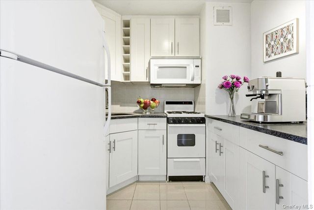 70-25 Yellowstone Boulevard 10Q, Forest Hills, NY 11375