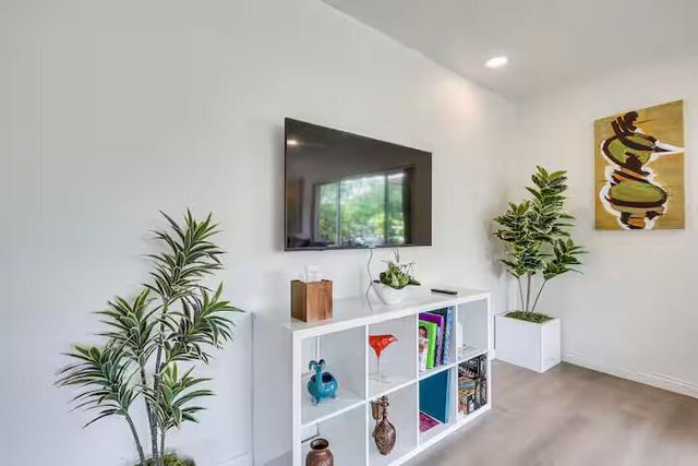 124 SW 2nd Street, Hallandale Beach, FL 33009