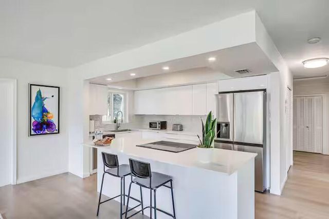 124 SW 2nd Street, Hallandale Beach, FL 33009