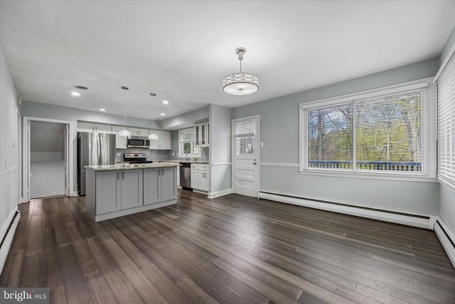 699 W VALLEY RD, Wayne, PA 19087