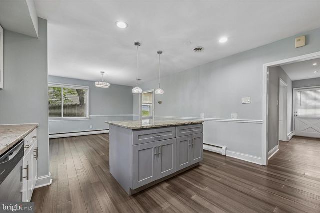 699 W VALLEY RD, Wayne, PA 19087