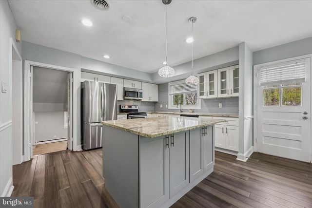 699 W VALLEY RD, Wayne, PA 19087